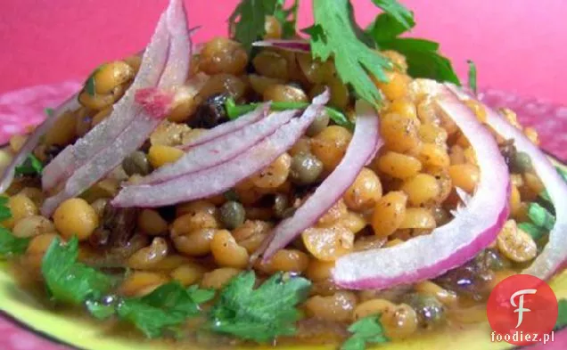 Ostra czerwona soczewica z kaparami i porzeczkami