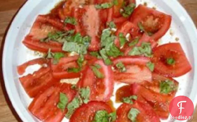 Sałatka z pomidorów w plastrach z kaparami i bazylią