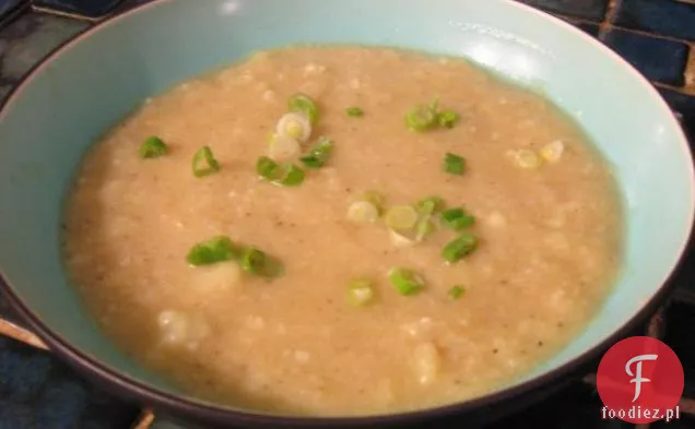 Serowa Zupa Kalafiorowa Z Prażonymi Orzechami Nerkowca