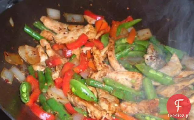 Wieprzowina i fasolka szparagowa smażone z orzeszkami ziemnymi
