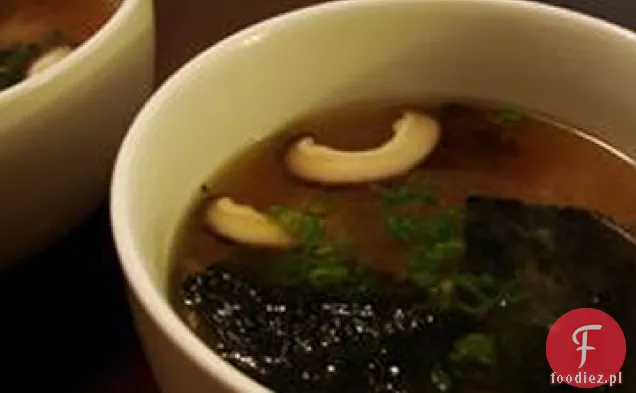 Japońska zupa z tofu i pieczarkami