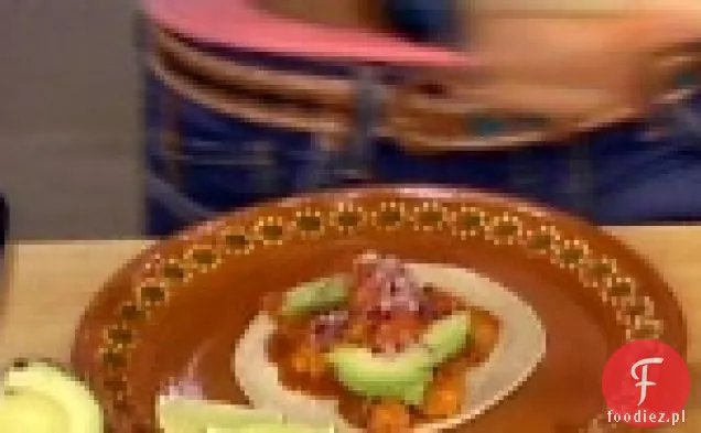 Kokosowo-guajillo gotowane taco z owocami morza z salsą Jukatańską