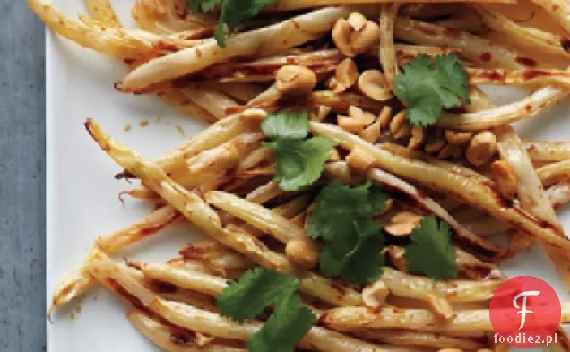 Pieczona fasola woskowa z orzeszkami ziemnymi i kolendrą