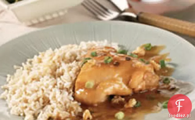 Kurczak pomarańczowy z zieloną cebulką i orzechami włoskimi