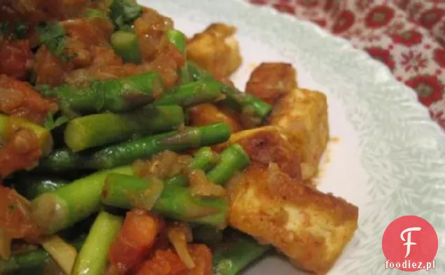 Smażone szparagi z curry Tofu i pomidorami