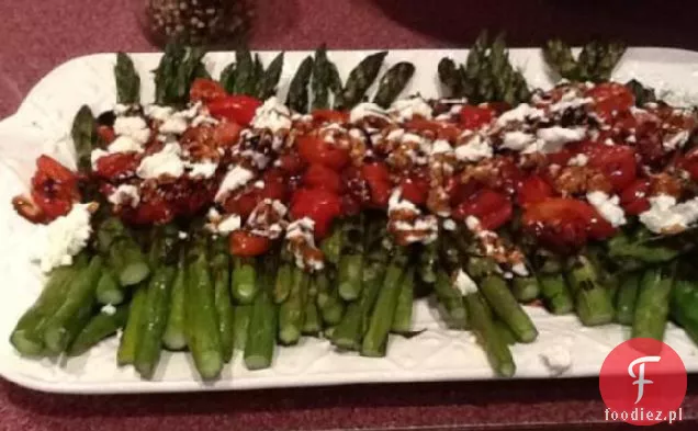 Szparagi z pomidorami balsamicznymi i kozim serem