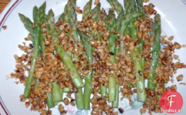 Szparagi gotowane na parze z orzechami włoskimi i sosem maślanym