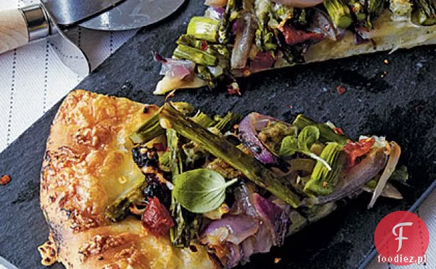 Grillowana Pizza ze szparagami i karmelizowaną cebulą