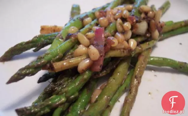 Szparagi z prażonymi orzeszkami piniowymi i winegretem cytrynowym