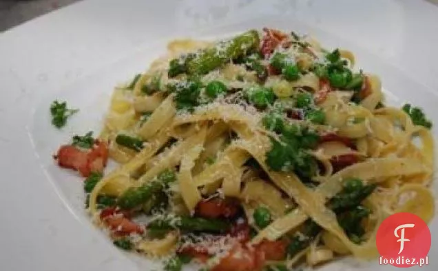 Linguine ze szparagami, parmezanem i boczkiem