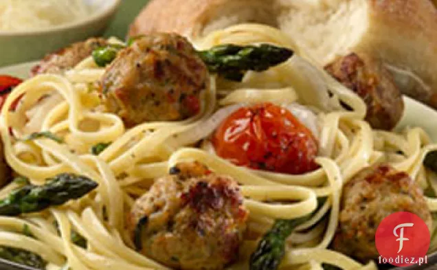 Linguini z pieczonymi warzywami i pomidorowymi klopsikami z kurczaka