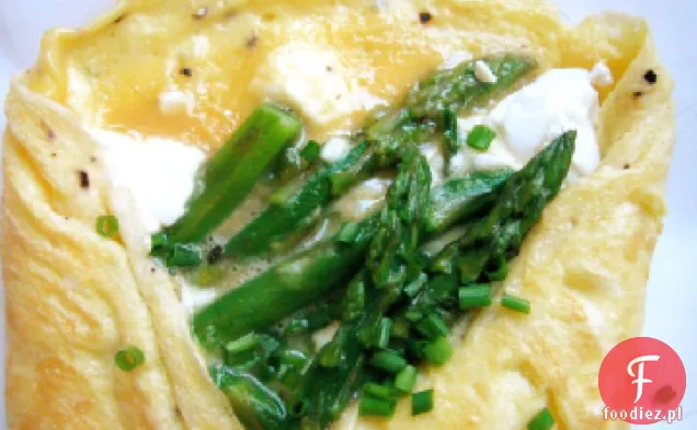Omlet ze szparagami i kozim serem dla dwojga