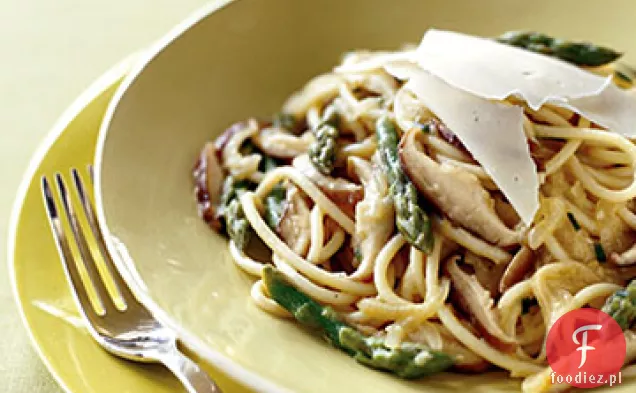 Spaghetti ze szparagami, grzybami Shiitake, cytryną i szczypiorkiem