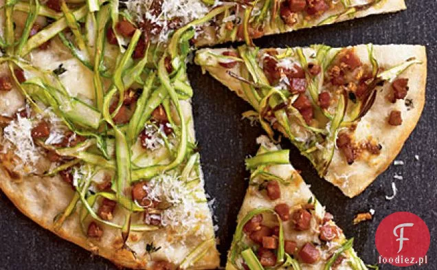 Flatbread z pancettą, mozzarellą i szparagami