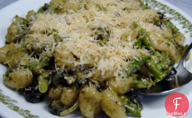 Gnocchi ze szparagami i oliwkami w kremowym sosie Pesto