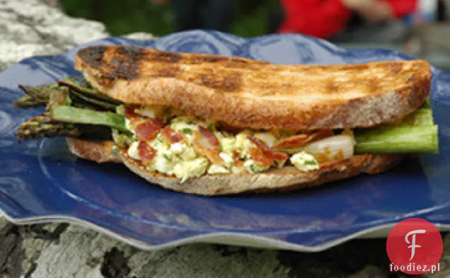 Grillowana kanapka warzywna z sałatką jajeczną i boczkiem przepis