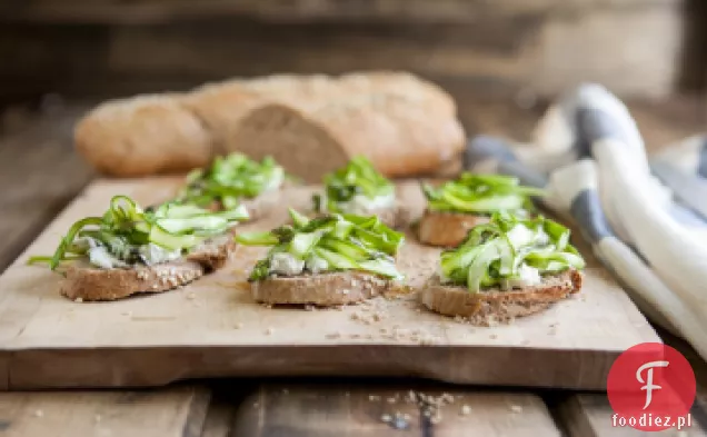 Ogolone szparagi i kozi ser Crostini