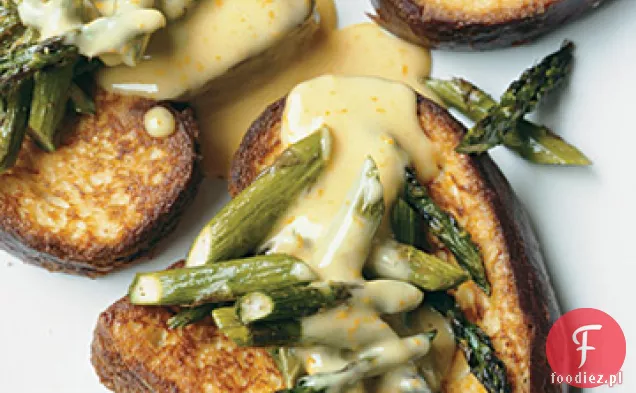 Brioche francuskie tosty ze szparagami i pomarańczowym Beurre Blanc