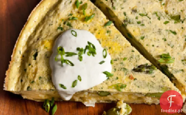 Szparagowa Frittata z chrzanową śmietaną