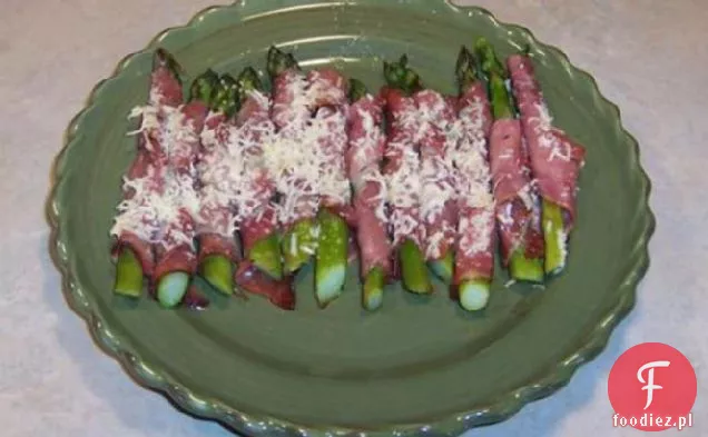 Zapiekane szparagi zawinięte w Prosciutto