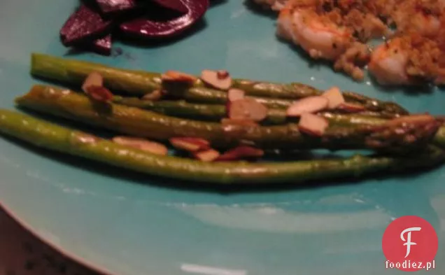 Prażone szparagi posypane fetą, oliwą z oliwek i koperkiem