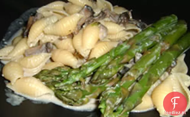 Muszle makaronu z grzybami Portobello i szparagami w sosie Boursin