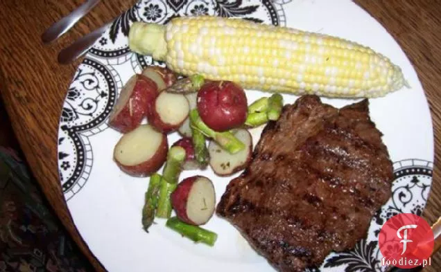 Grill Flank Streak z prażonymi warzywami i kukurydzą