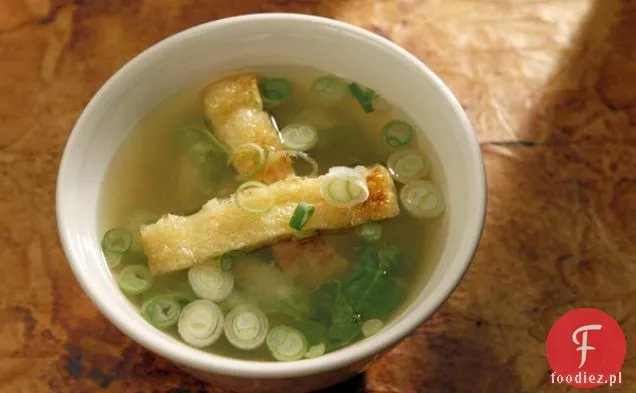 Zupa Miso Z Chrupiącym Tofu Age, Kapustą Nappa I Zieloną Cebulką