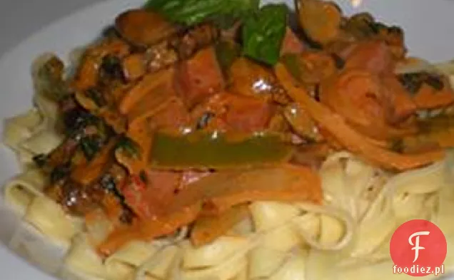 Fettuccini z sosem pieczarkowym, szynką i różą