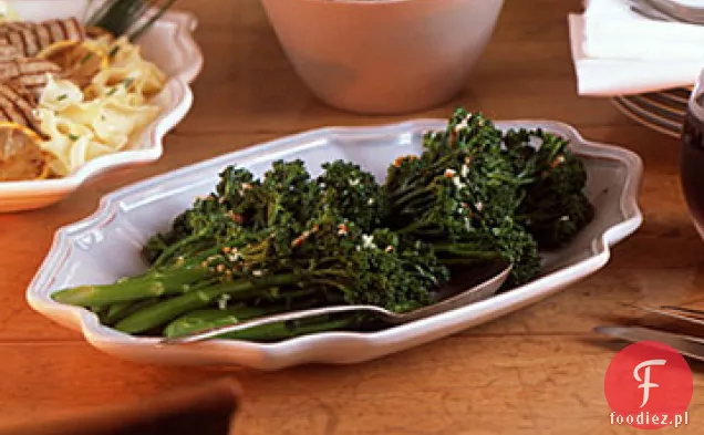 Pikantne smażone Broccolini z czosnkiem