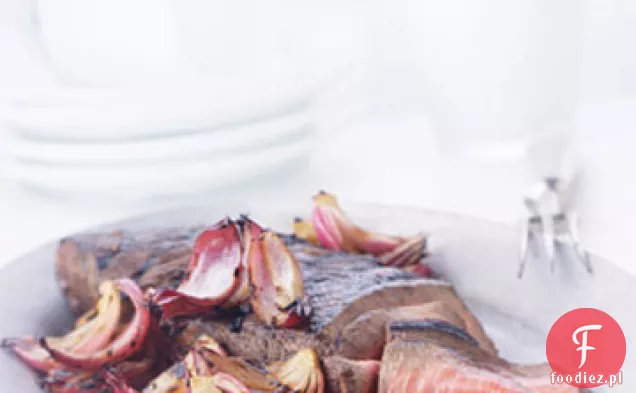 Grillowany balsamiczny-marynowany London Broil z czerwoną cebulą