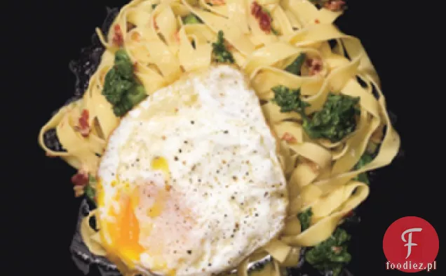 Fettucine Carbonara z jajkami sadzonymi