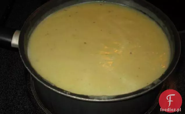 Doskonała zupa ziemniaczana, porowa i cebulowa z grzankami z serem czosnkowym