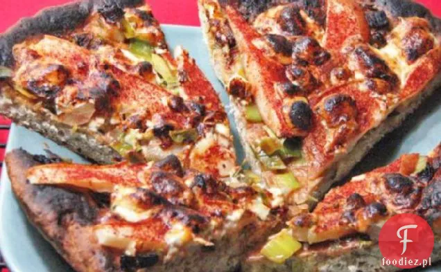 Pizza z karmelizowanymi porami, gruszką i serem pleśniowym
