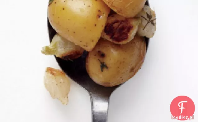 Pieczona perłowa cebula i ziemniaki