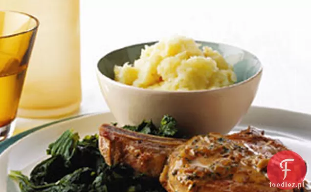 Kotlet schabowy smażony z sosem śmietanowo-jabłkowym z szałwii