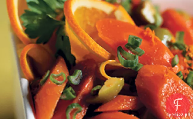 Sałatka marchewkowa z pomarańczą, zielonymi oliwkami i zieloną cebulką