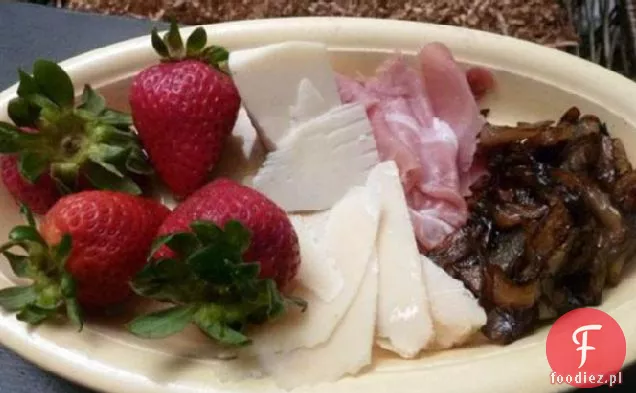 Antipasto z Prosciutto, sera, truskawek i cebuli balsamicznej
