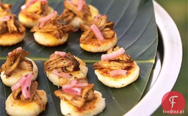 Arepas z wieprzowiną i marynowaną cebulą