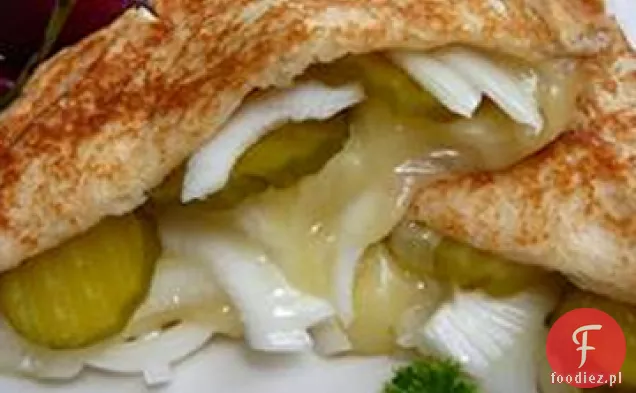 Kanapka z grillowanym serem, ogórkiem i cebulą Vidalia