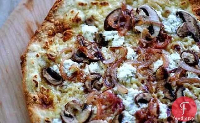 Pizza Tortilla z cebulą, pieczarkami i ricottą