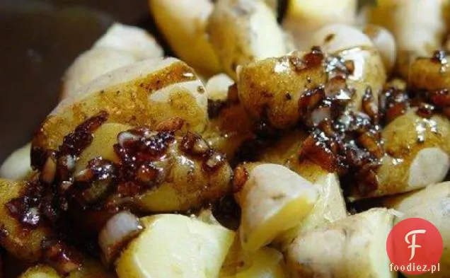 Młode ziemniaki z masłem balsamicznym i szalotką