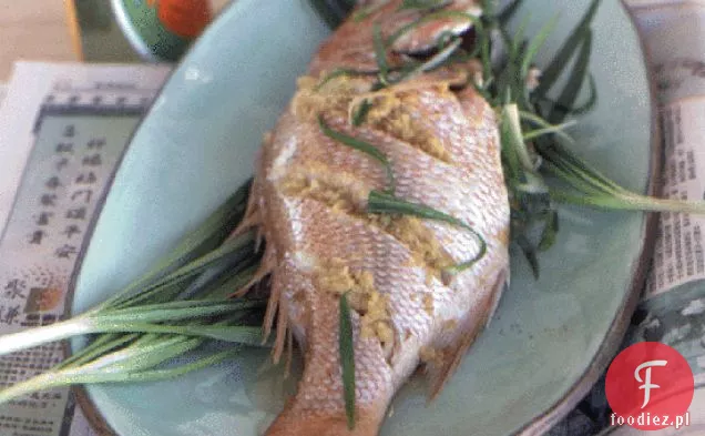 Cała ryba gotowana na parze z szalotkami i imbirem