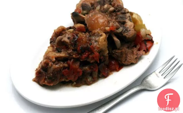 Duszone Oxtails Z Pomidorami, Selerem I Kaparami