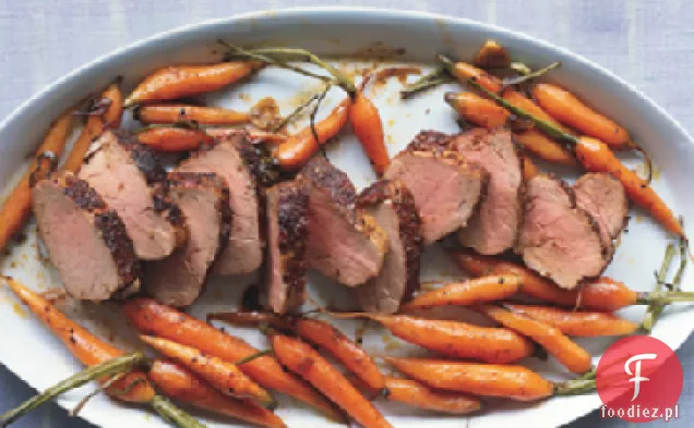 Polędwiczki wieprzowe natarte przyprawami z pieczoną marchewką