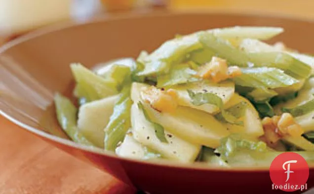 Sałatka Z Zielonego Jabłka I Selera Z Orzechami Włoskimi I Musztardą Vinaigrette