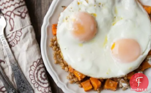 Słodkie ziemniaki, jagody pszenne i jajka