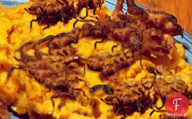 Pieczenie słodkich ziemniaków z rozdrobnioną babeczką i polewą kokosową