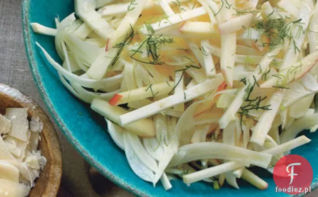 Sałatka Z Korzenia Selera I Jabłek Z Orzechami Laskowymi Vinaigrette