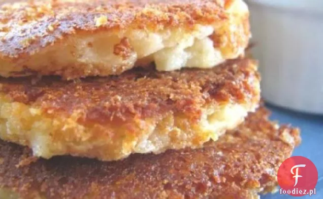 Parmezan Crusted Wędzony Cheddar Placki Ziemniaczane